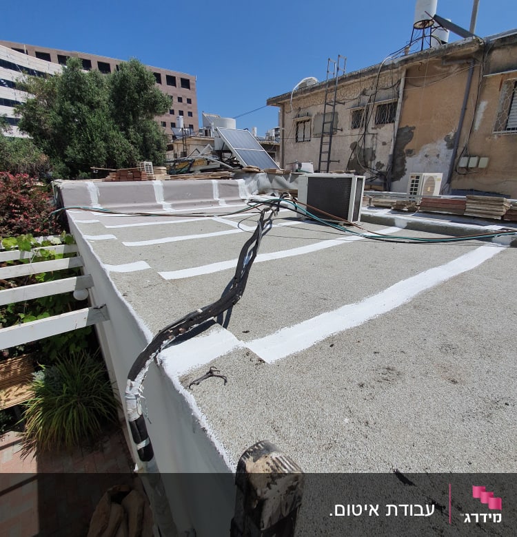 גג אטום עם פסי איטום לבנים